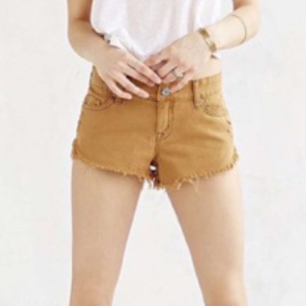 BDG TAN DISTRESSED SHORTS